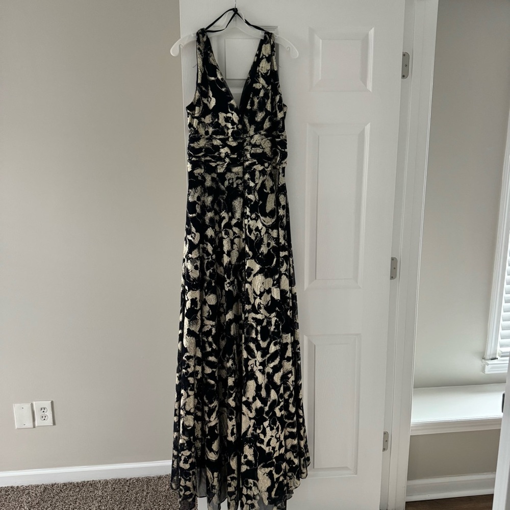 Betsy Adam Formal Maxi Dress - Picture 5 of 6